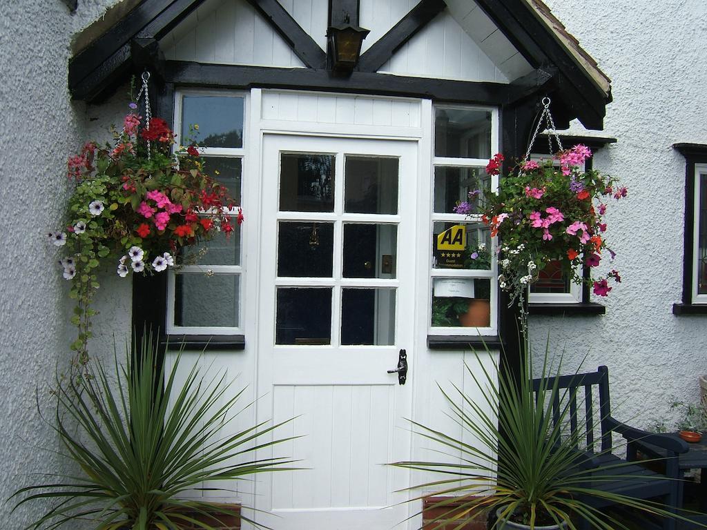 White Lodge Cheltenham Exterior photo