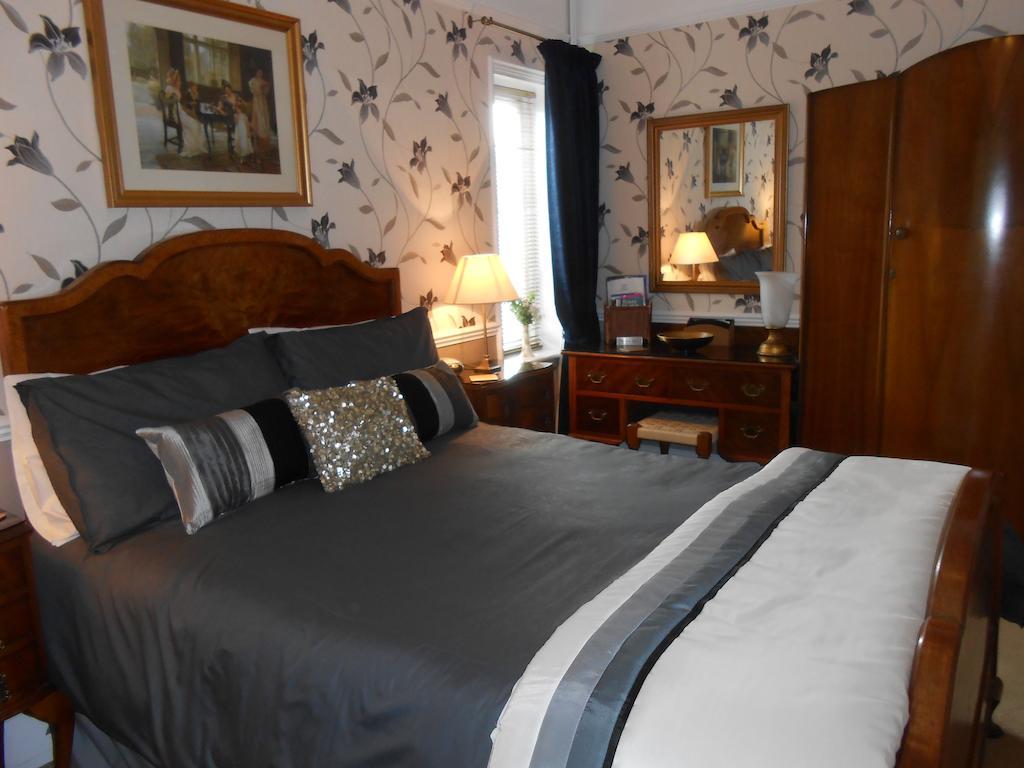 White Lodge Cheltenham Room photo