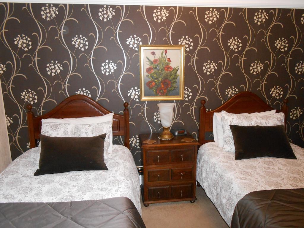 White Lodge Cheltenham Room photo